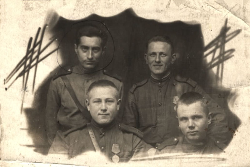 Yehudah Rubashevsky mit Kameraden in der Roten Armee