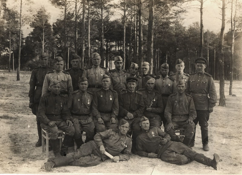 Yehudah Rubashevsky mit Soldaten aus seiner Einheit in der Roten Armee