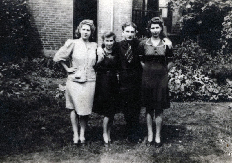 Von links: Hilda, Serina und Hans Zigmann, mit einer unbekannten Freundin, Wien, ca. 1936