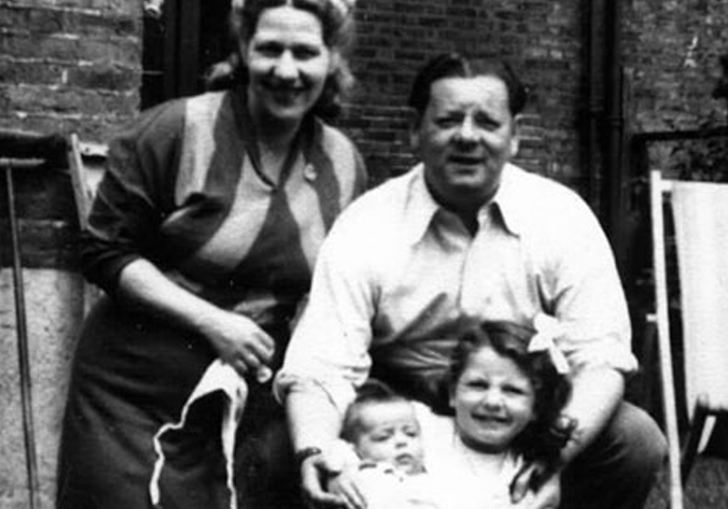 Hilda und Lew Mazin mit ihren Töchtern Laureen und Susan, London, 1950er Jahre