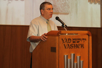 Avner Shalev, Vorsitzender von Yad Vashem, redet bei der Gedenkveranstaltung der Vereinigung der Überlebenden der Außenlager Landsberg/Kaufering des KZ Dachau, 25.10.2009
