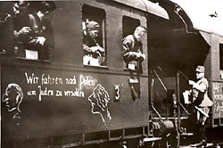 Németország, Lengyelországba induló katoniai vonat oldalán a felirat: “Lengyelországba utazunk azért, hogy zsidókat intézzünk el!”