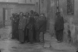Lvov, Lengyelország, zsidók várnak a kivégzésükre a börtön előtt