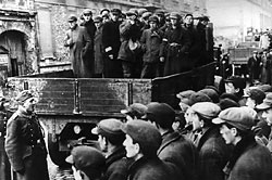 Varsó, Lengyelország, zsidókat visznek teherautón gettón kívüli kényszermunkára