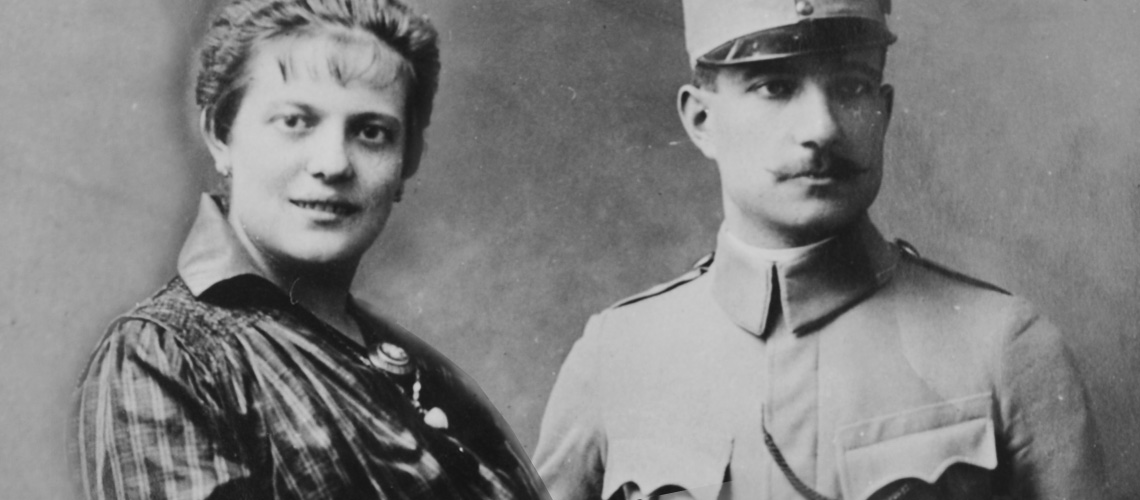 רוברט בק במדי הצבא האוסטרו-הונגרי ורעייתו גבריאלה פיק ביום חתונתם, 5 בספטמבר 1915