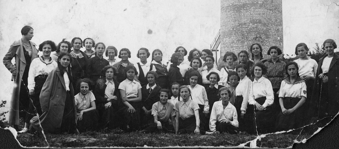 טולה גולדגלס (רביעית מימין, בשורה העליונה) יחד עם חברותיה לספסל הלימודים ומורתה הגב' טורונצ'יק בטיול בית ספר, פולין, 1934. טולה היתה תלמידת בית הספר העברי 