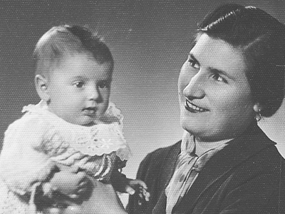 Karolina Kasorla y su bebé, Yosef, Salónica, 1942