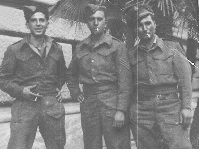 Shlomó Kasorla (izq.) y amigos con uniforme del Ejército griego antes de la Segunda Guerra Mundial