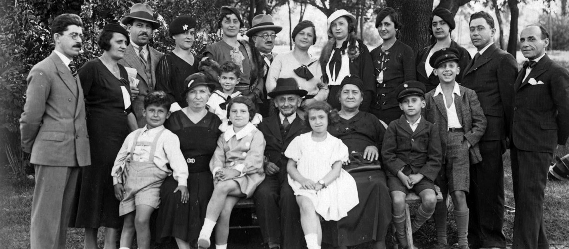 רבקה ורפאל מאייר מוקפים בבני משפחתם. בלגרד, 1935. תשעה-עשר מהמצולמים נרצחו בשואה