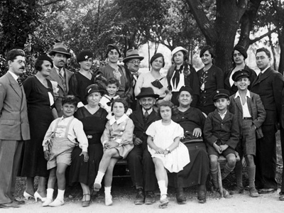 Rivka y Refael Majer rodeados de miembros de su familia, Belgrado, 1935