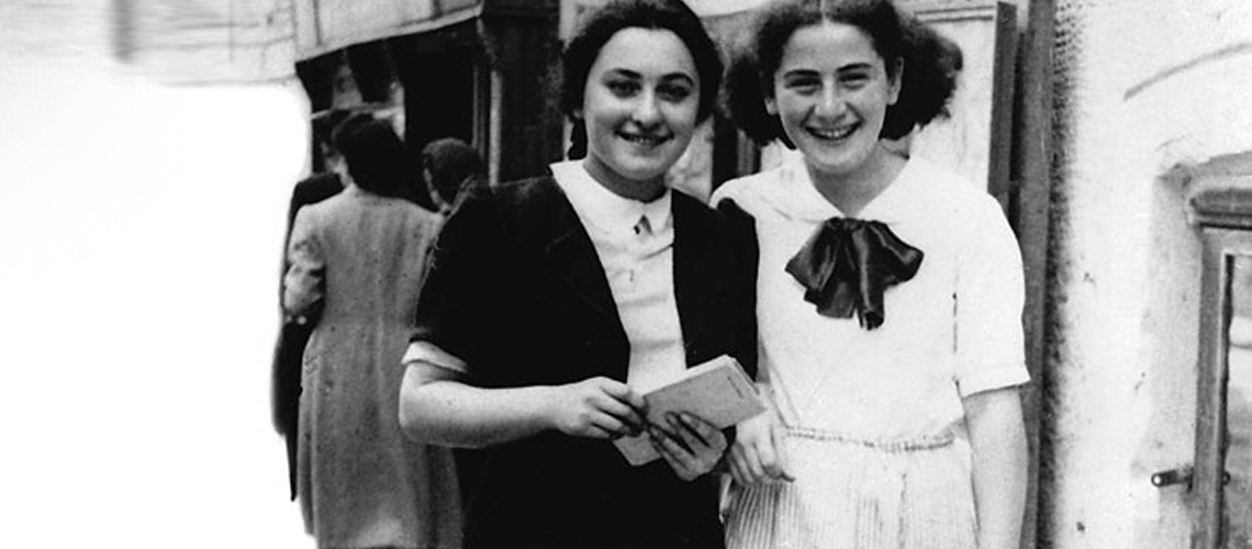 זלמה מרבאום-אייזינגר (מימין) וחברתה אלזה שכטר, צ'רנוביץ, סביבות 1940 