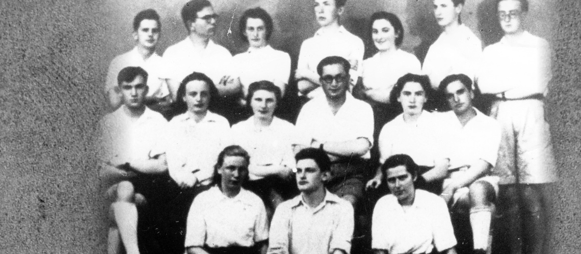  "במפנה" של השומר הצעיר בצ'רנוביץ, מאי 1940. שבעה מהמצולמים נרצחו בשואה.
בעל הזכויות: ארכיון השומר הצעיר אוסף יד יערי