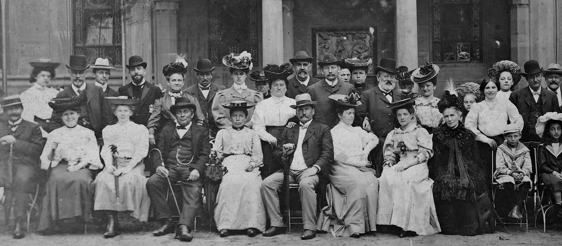 בני משפחת זבלודובסקי המורחבת לפני חזית ביתם ברחוב מיודובה 7, ורשה, 1906