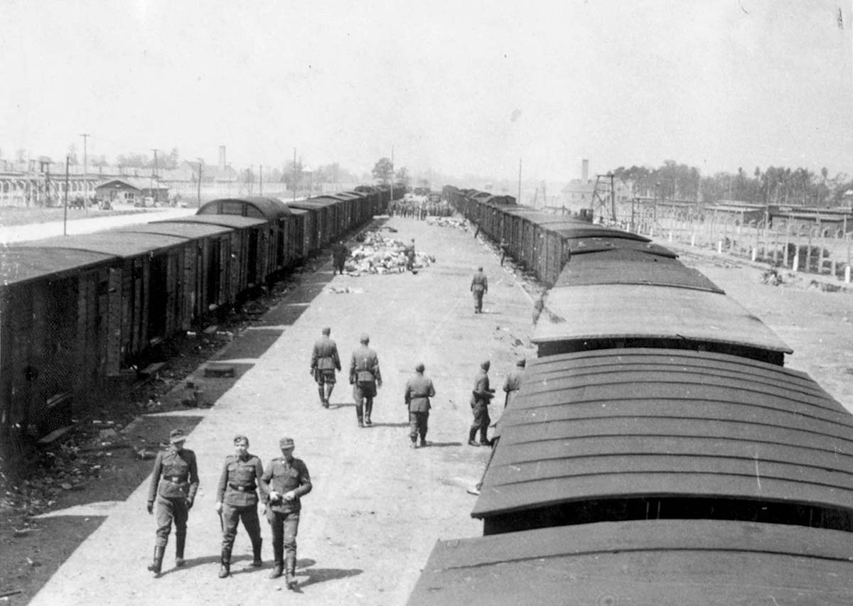 Esta foto, tomada desde el techo de un vagón, muestra la plataforma principal, completada en mayo de 1944, poco antes de la llegada de los judíos de Hungría. En el trasfondo neblinoso se divisan los edificios de los Crematorios II y III
