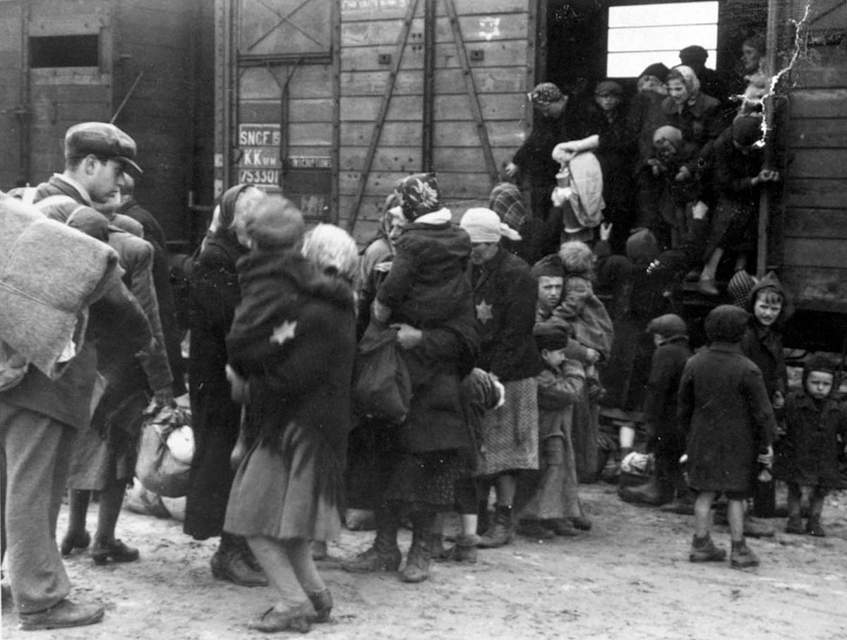 Neuankömmlinge aus Transkarpatien: Juden aus Berehovo, Bilke und der Umgebung steigen aus dem Güterzug. Keine dieser Türen durfte ohne die ausdrückliche Anordnung der SS geöffnet werden