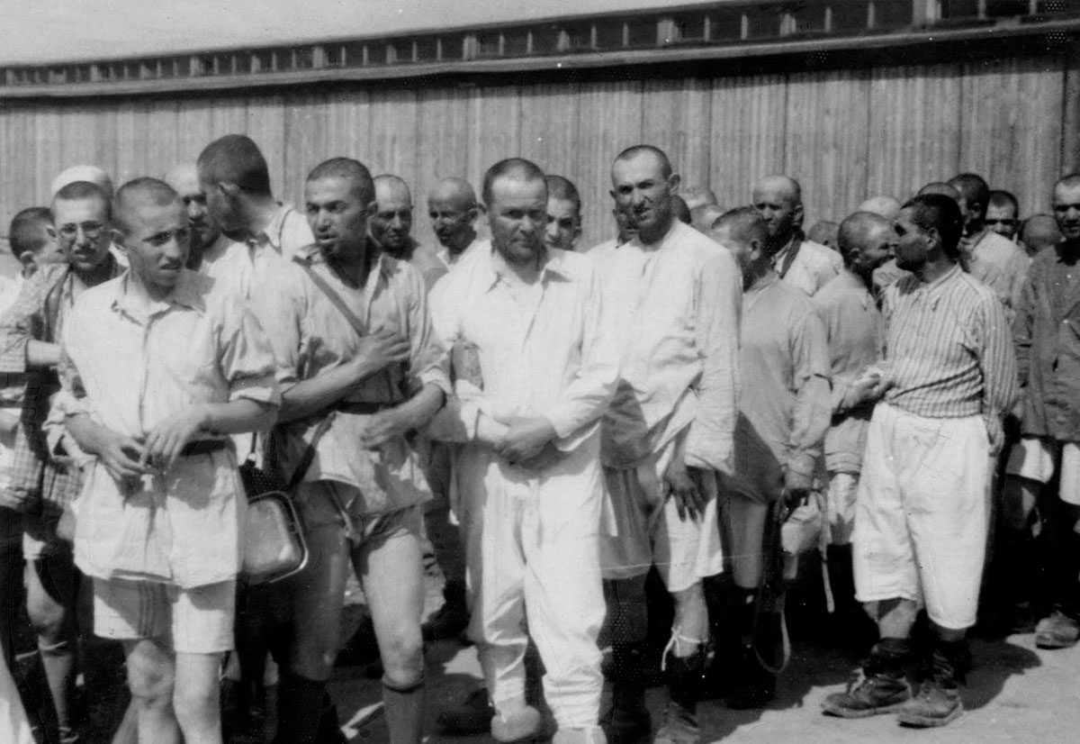 Jüdische Männer nach der Registrierung in Auschwitz. Bald wird man sie zu den Wohnbaracken führen