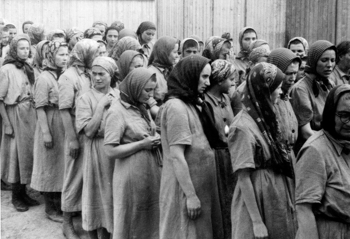 Prisioneras judías frente a las barracas