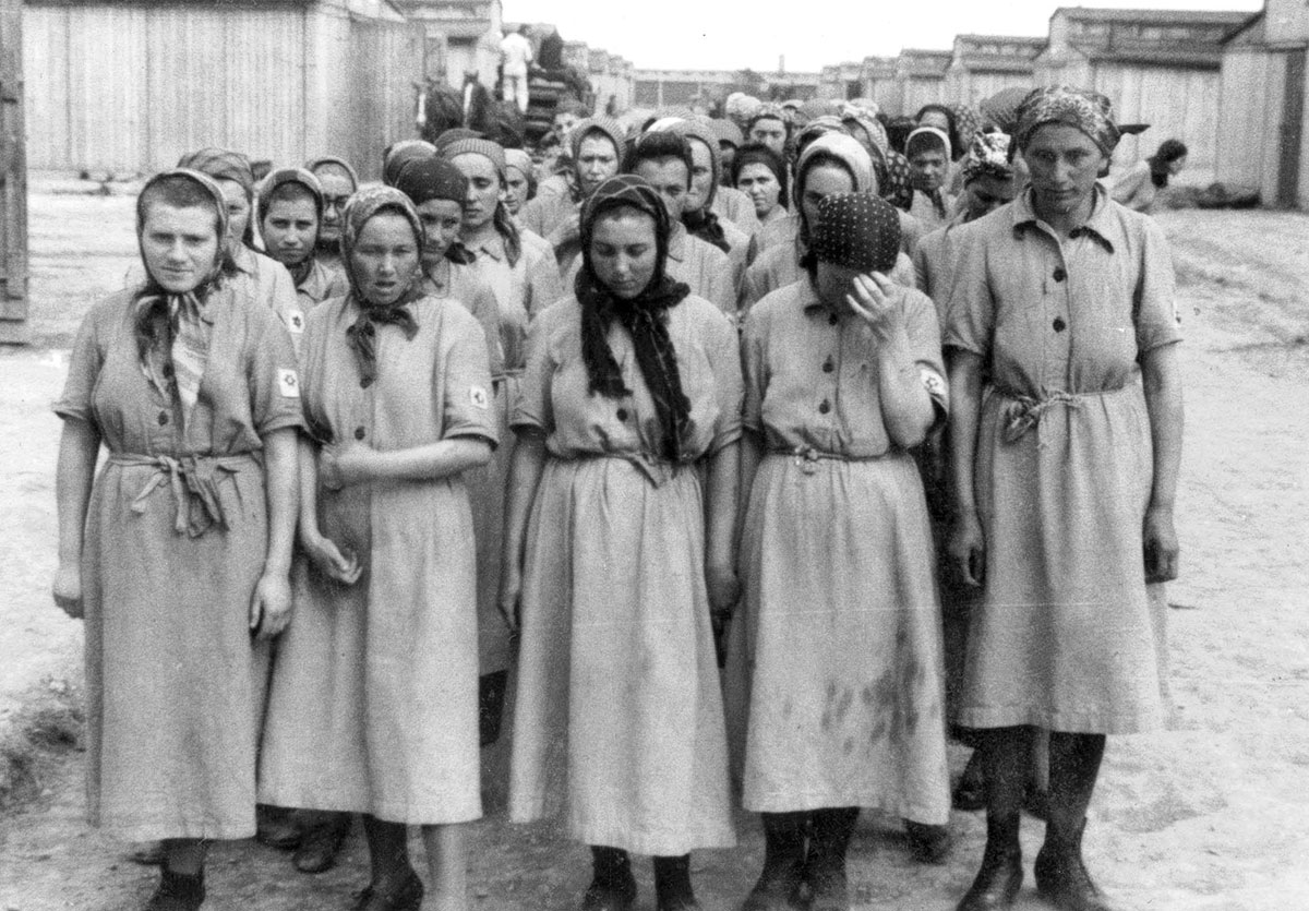 Weibliche jüdische Häftlinge vor den Wohnbaracken
