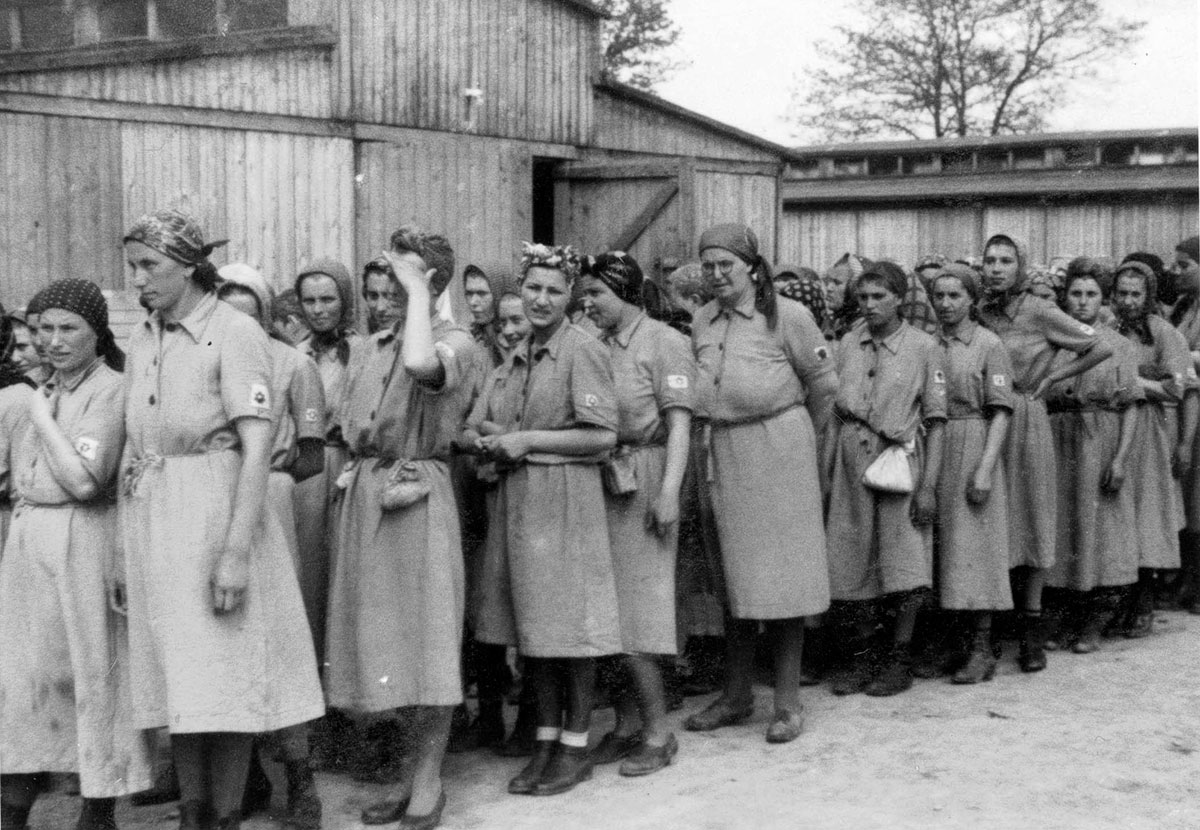 Prisonnières juives devant les baraques