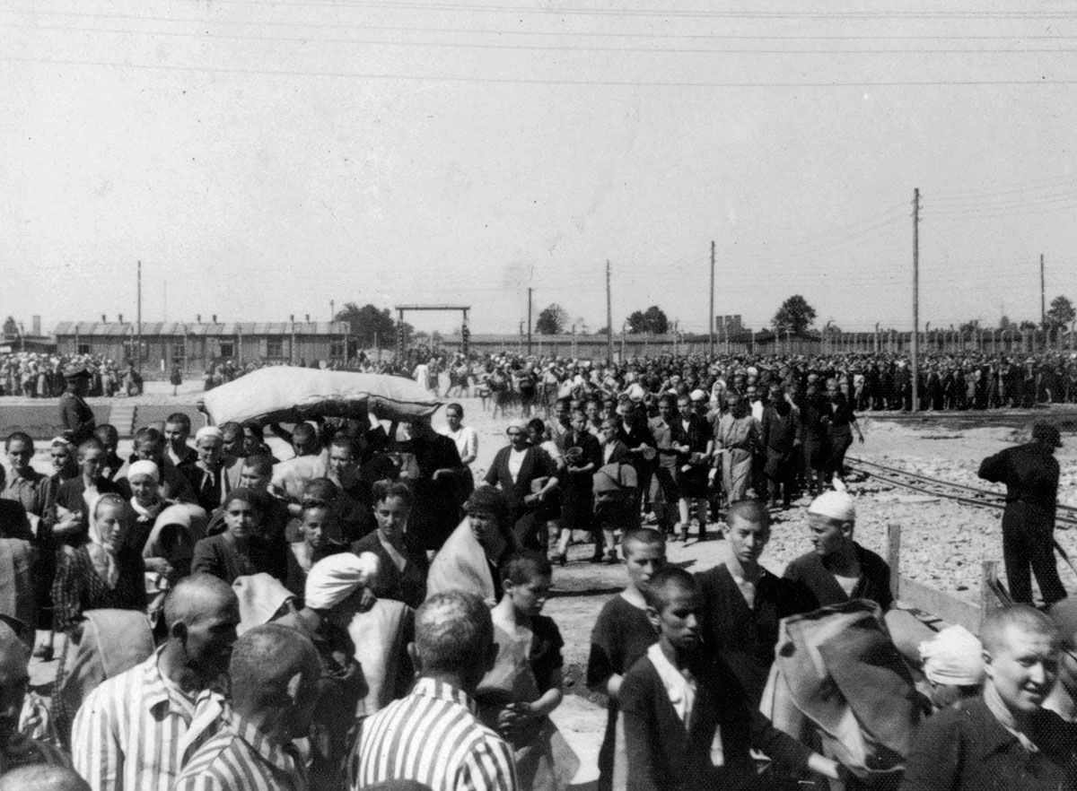 Prisonniers et prisonnières juifs en route vers leurs baraques