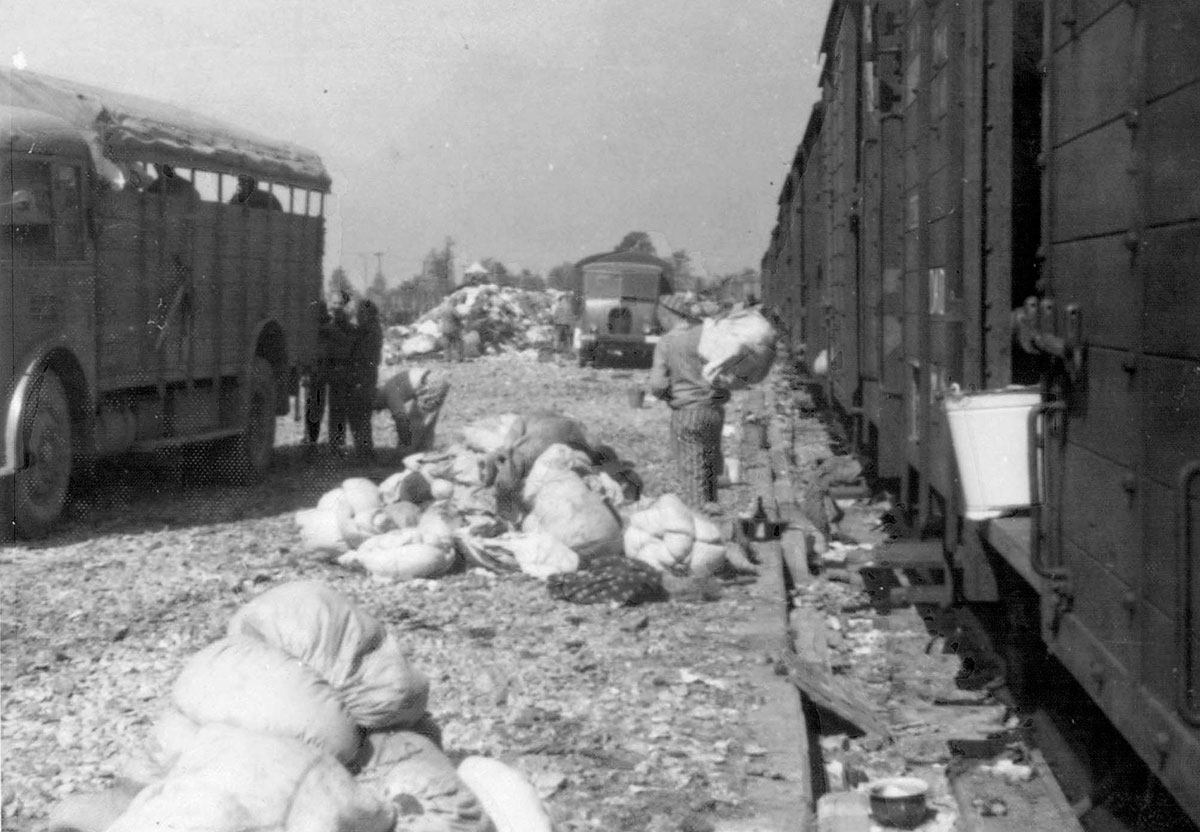 רכוש יהודי שהושאר על הרציף כדי להילקח במשאיות לאזור "קנדה" של אושוויץ-בירקנאו