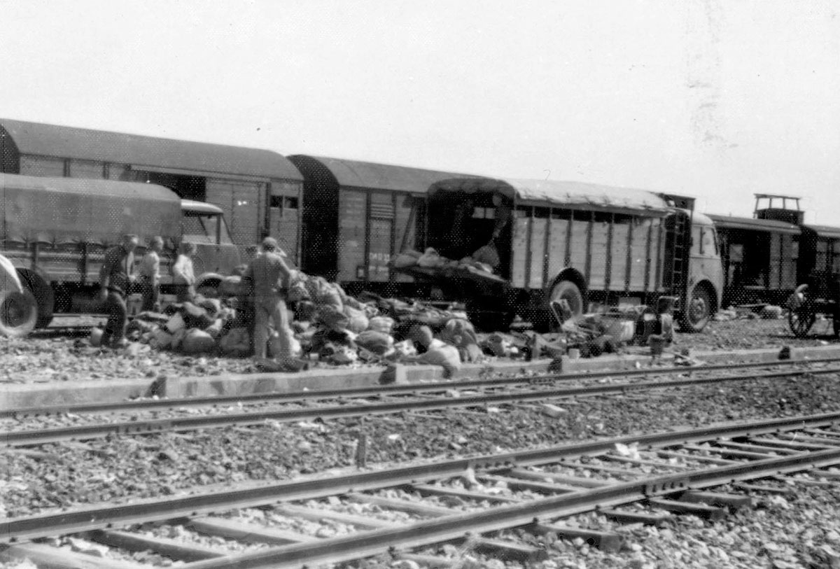 רכוש יהודי שהושאר על הרציף כדי להילקח במשאיות לאזור "קנדה" של אושוויץ-בירקנאו