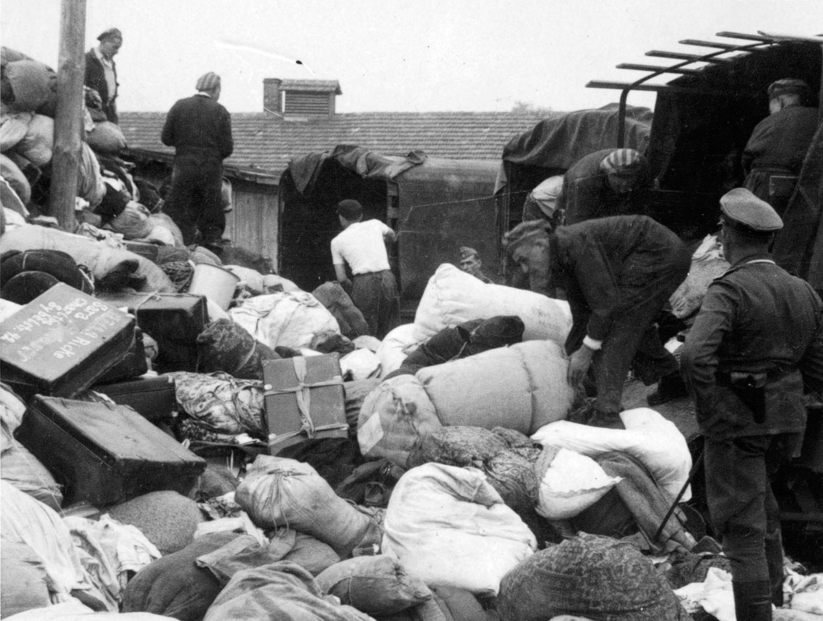 Les baraques de la zone « Kanada » du camp d'Auschwitz-Birkenau ne suffisaient pas. D'énormes quantités de biens juifs  confisqués s'amoncelaient entre les baraques.