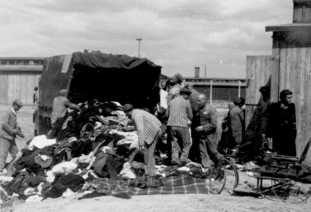 Prisonniers du camp « Kanada » triant les biens juifs sur une couverture étendue par terre