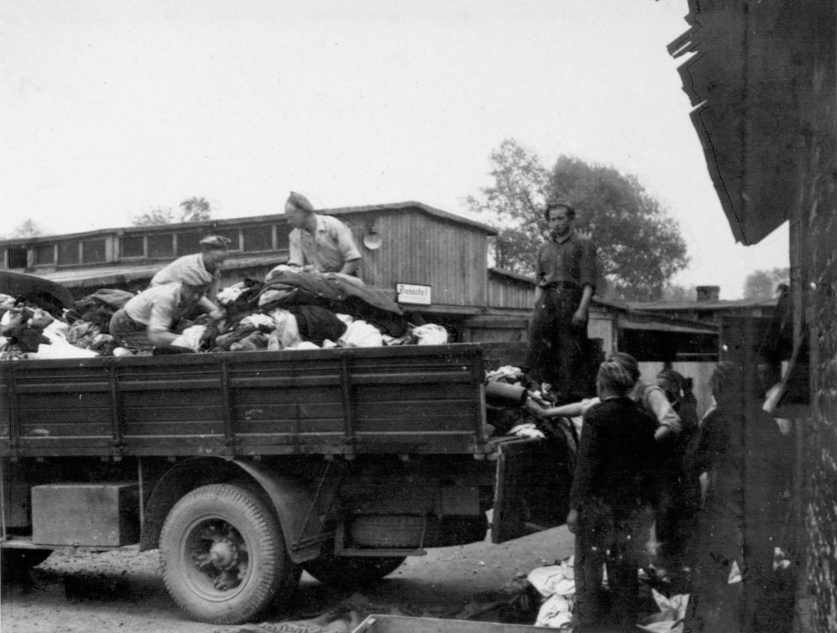 Männliche und weibliche Häftlinge der „Kanada"-Abteilung, das Eintreffen der Lastwagen und erstes Sortieren vor den Baracken