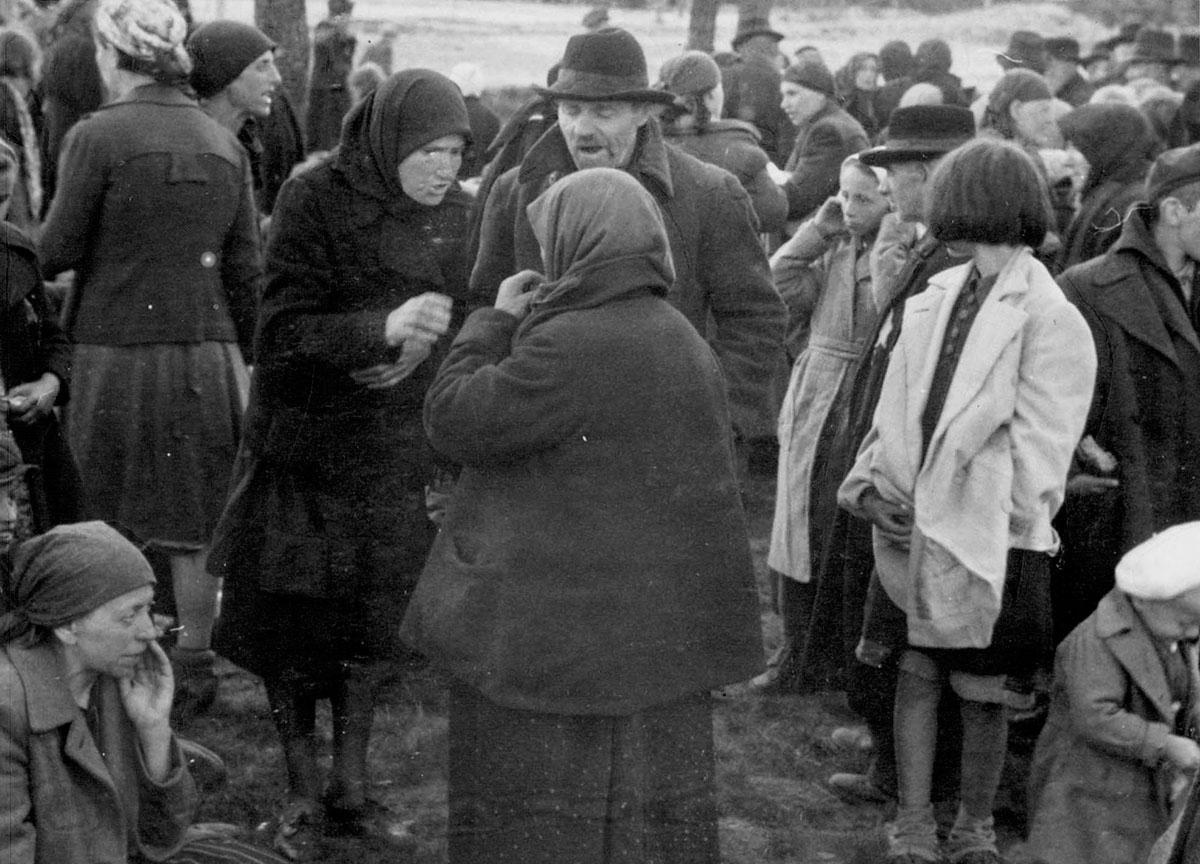 Derniers instants que les Juifs passent ensemble sereinement, avant d'être poussés vers les chambres à gaz et assassinés.