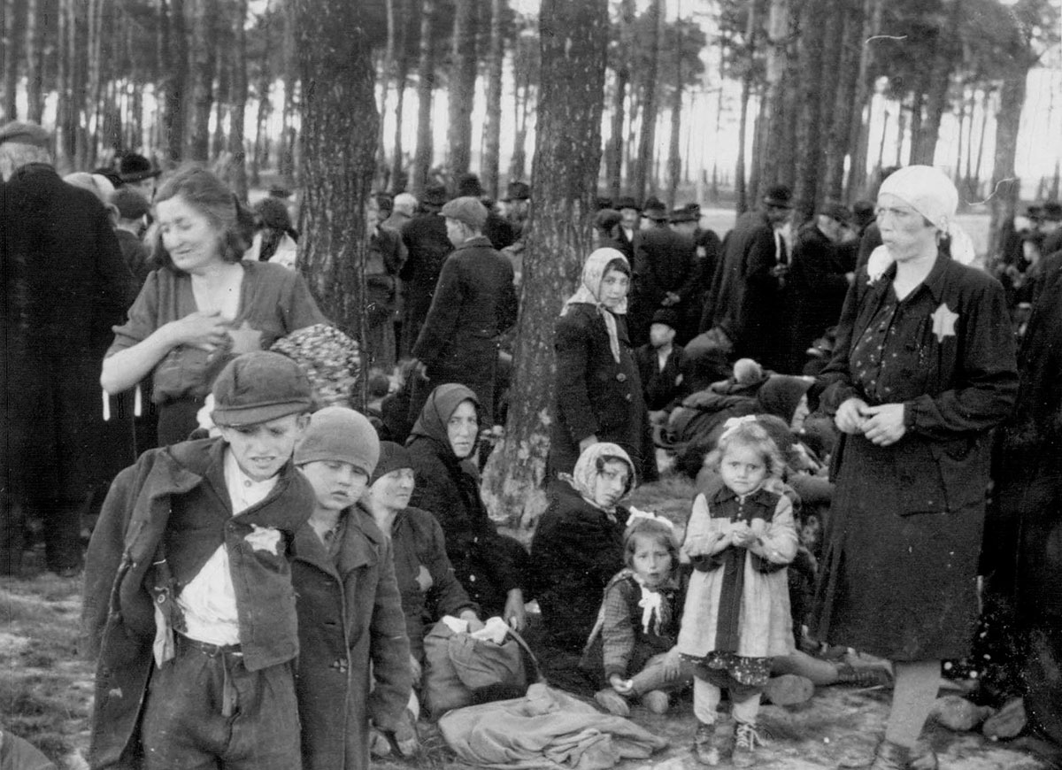 Mères et enfants attendant dans un bosquet.