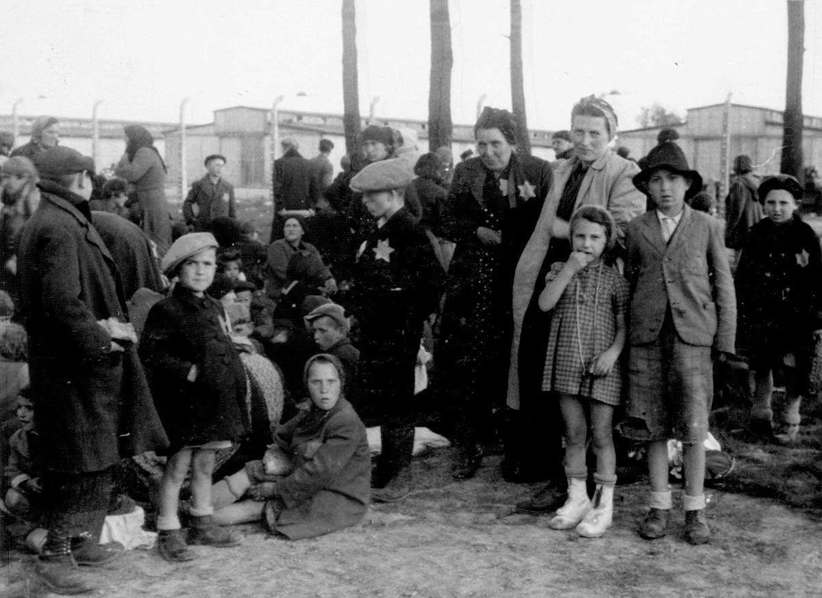 Женщины и дети ожидают своей участи в небольшой рощице рядом с Крематорием IV