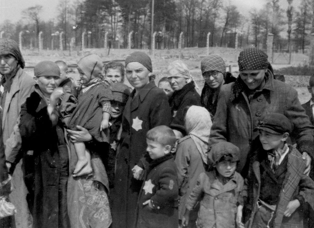 Mères juives avec leurs enfants forcées à aller vers le bosquet