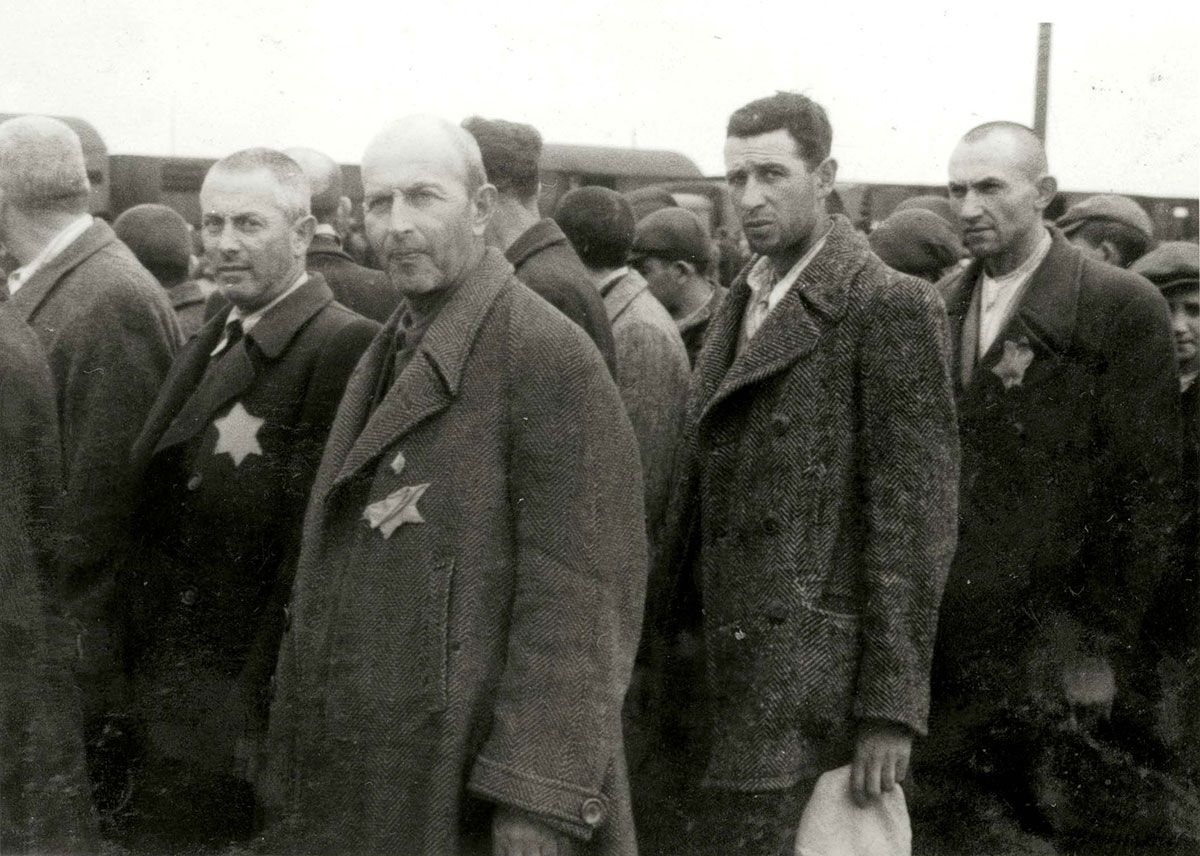 Ces Juifs viennent d'entrer à Birkenau comme prisonniers.