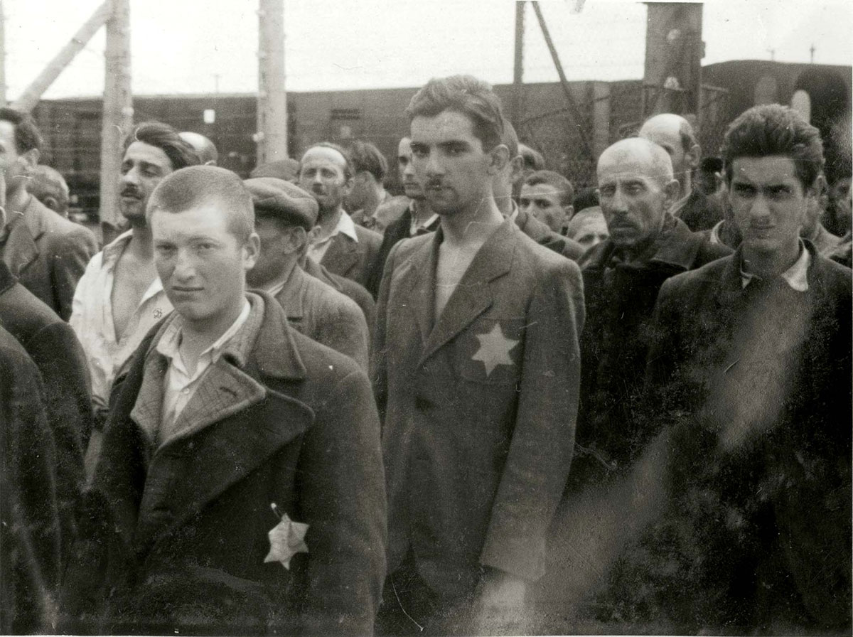 Estos hombres judíos acaban de entrar a Birkenau como prisioneros