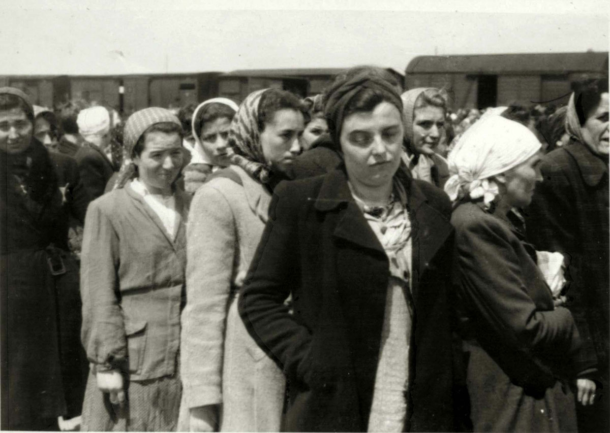Un petit nombre de Juifs étaient sélectionnés pour les travaux forcés. A partir de la gauche : Suri Aron du ghetto de Tacovo, Chedva Zelig (qui a survécu à la Shoah), Ester Kanez (qui a survécu à la Shoah), Cilly Stahl (qui a survécu à la Shoah).