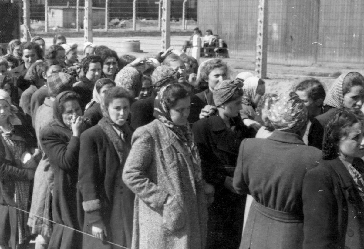 Mujeres judías seleccionadas para ejecutar trabajos forzados