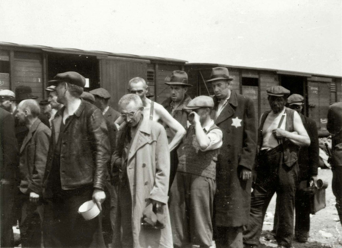 Jüdische Männer auf der Rampe vor der Selektion