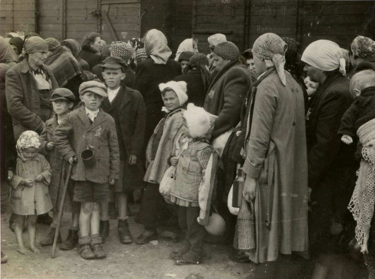 Jüdische Frauen und Kinder auf der Rampe vor der Selektion