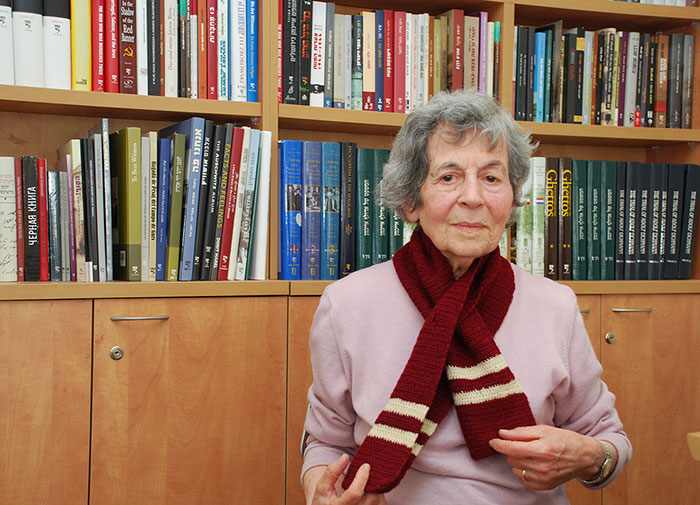 Margot trägt den Schal, den ihre Schwester für sie gestrickt hatte, bevor Margot nach Australien ging, Yad Vashem, Januar 2013 