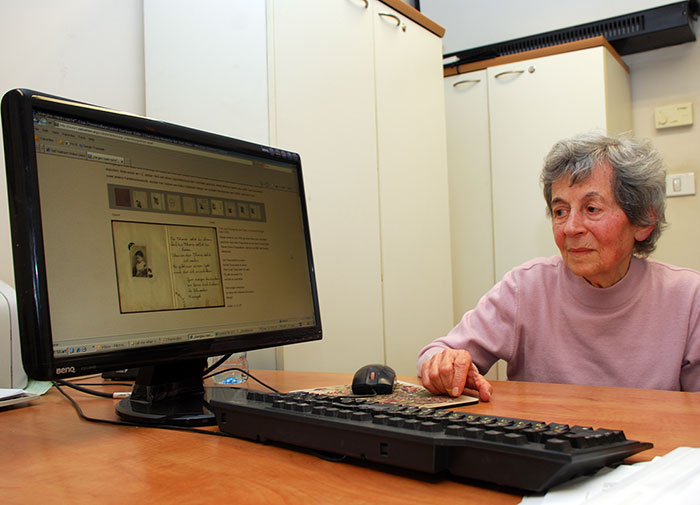 Margot betrachtet das Poesiealbum ihrer Schwester auf der Internetseite von Yad Vashem, Januar 2013