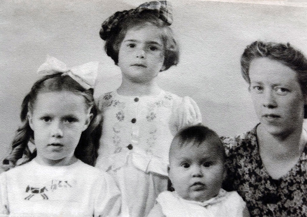 חסידת אומות העולם מריה סטולקר (מימין) עם ילדיה ואלי פופ (עומדת), הילדה שמריה הסתירה