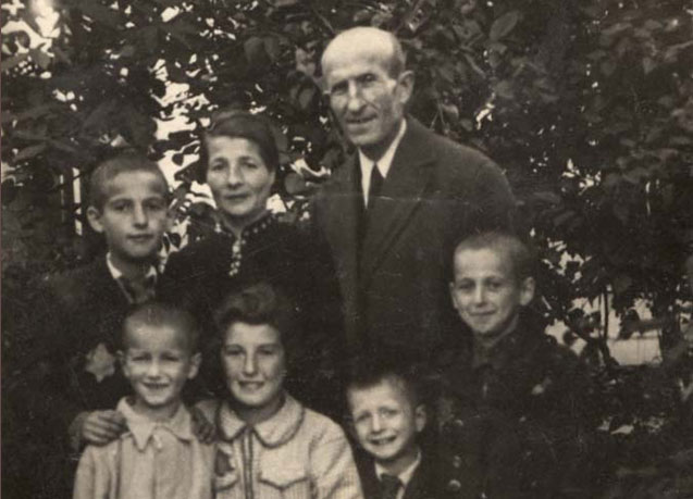 פרנקה קלצ'בסקה ובני משפחתה עונדים טלאי צהוב בגטו לודז', 1941
