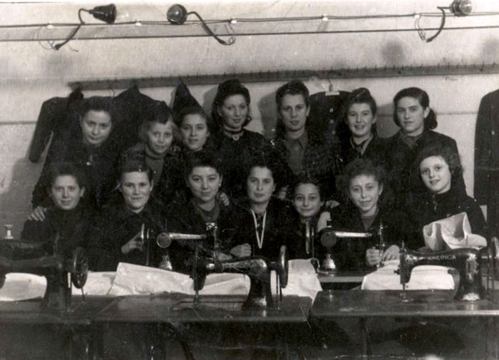 נערות יהודיות ומורתן בבית מלאכה לתפירה בגטו לודז'