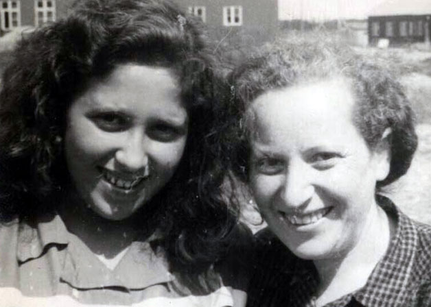 Františka Quastler (izq.) y su madre Olga en Suecia (1945)