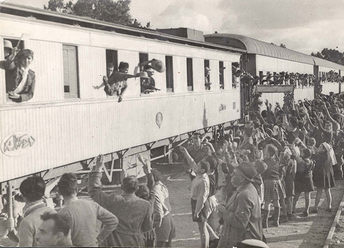 Recibimiento de los "Niños de Teherán" al llegar a la estación de trenes de Hadera, 1943