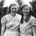 האחיות הילדה ובטי נתן מברסלאו הגיעו לחווה בארנסדורף לאחר הקמתה. הילדה (מימין) היתה בין המדריכות שקיבלו חלק מדגל ההכשרה. שתי האחיות ניספו בשואה