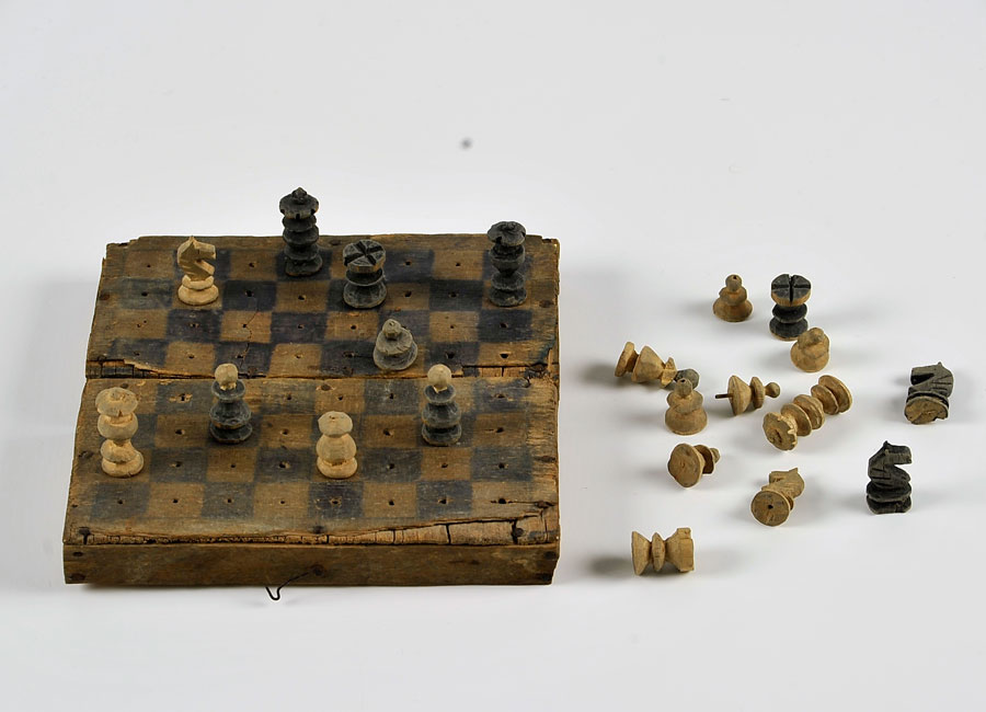 משחק שחמט שגילף יוליוס דרוקמן בגטו אובדובקה בטרנסניסטריה בשנת 1943