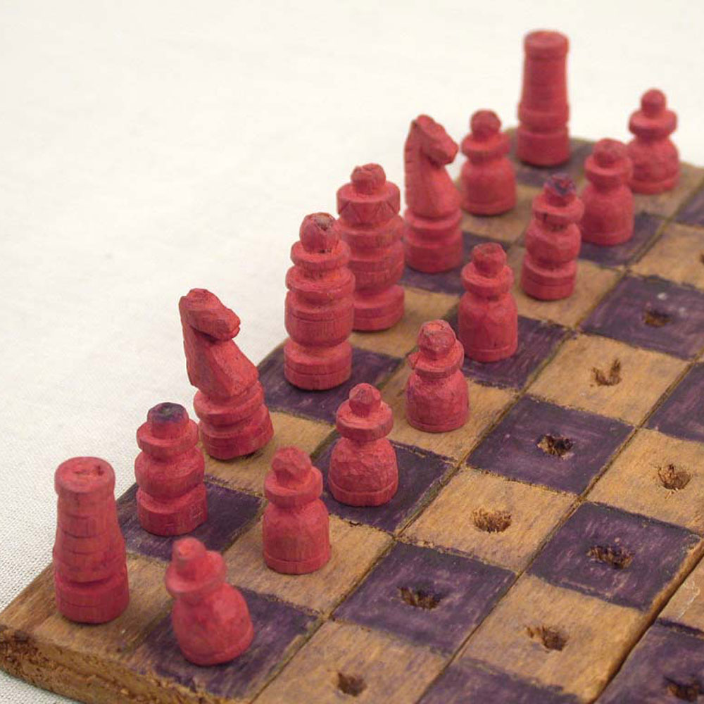 כלי השחמט שגולפו ממקל ההכאה של מפקד הבלוק באושוויץ