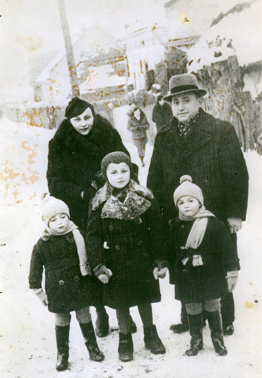 קובה (ג'ק) יגד (משמאל) עם אחיו התאום ליפה (פיליפ), סליה אחותו, והוריהם לאון ושרה, בוברקה, 1940 